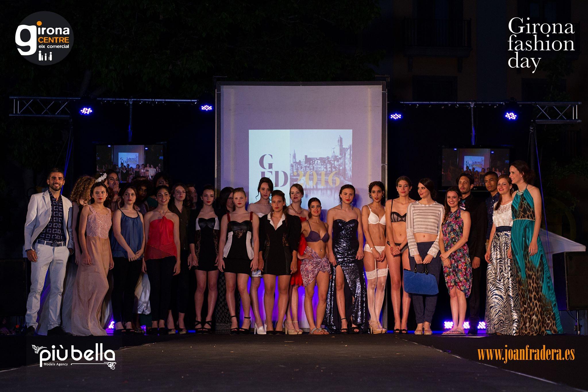 La vuitena edició de la desfilada Girona Fashion Day omple la plaça de la Independència