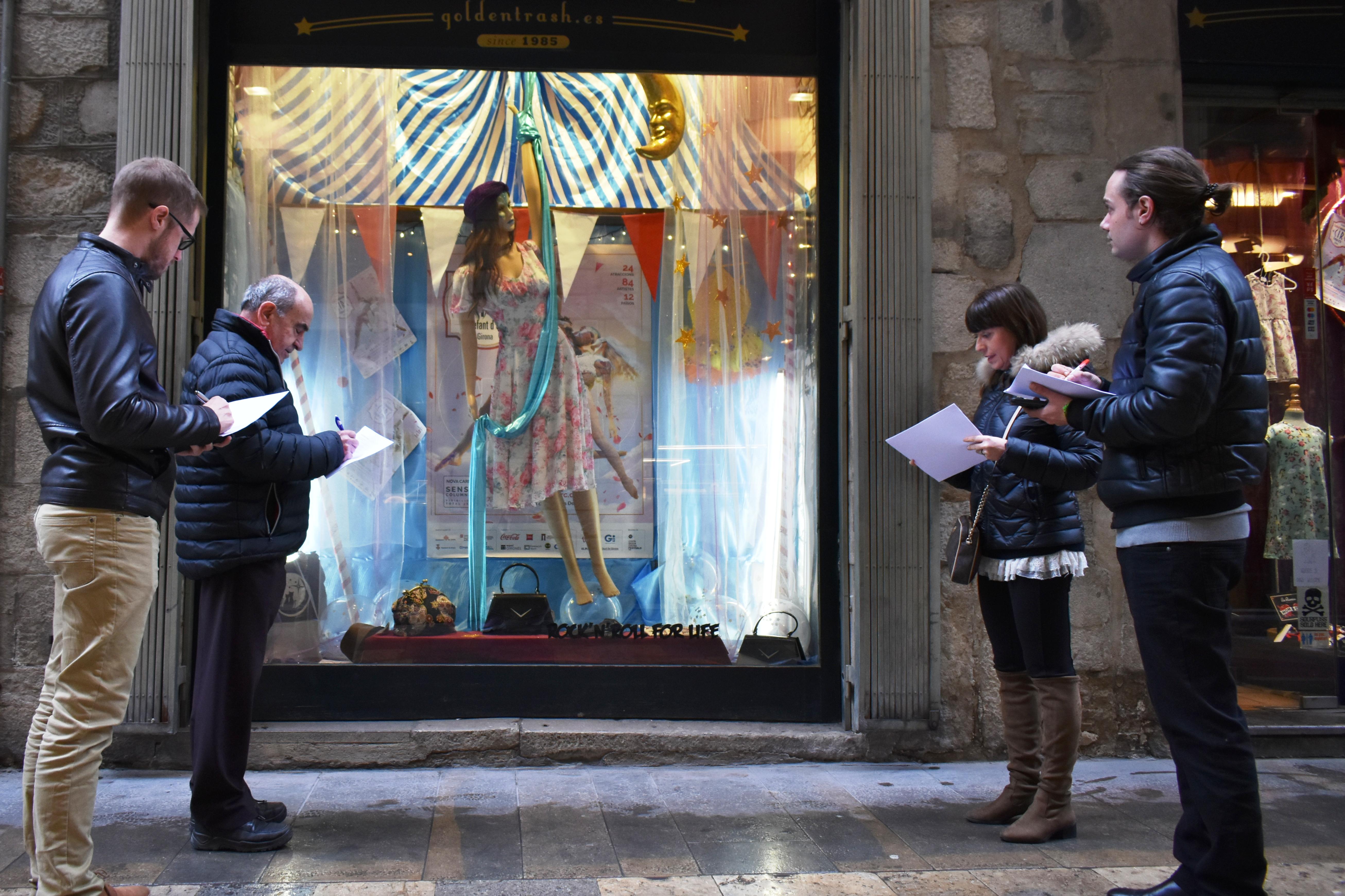 Ruta circense pels aparadors del comerç local de Girona