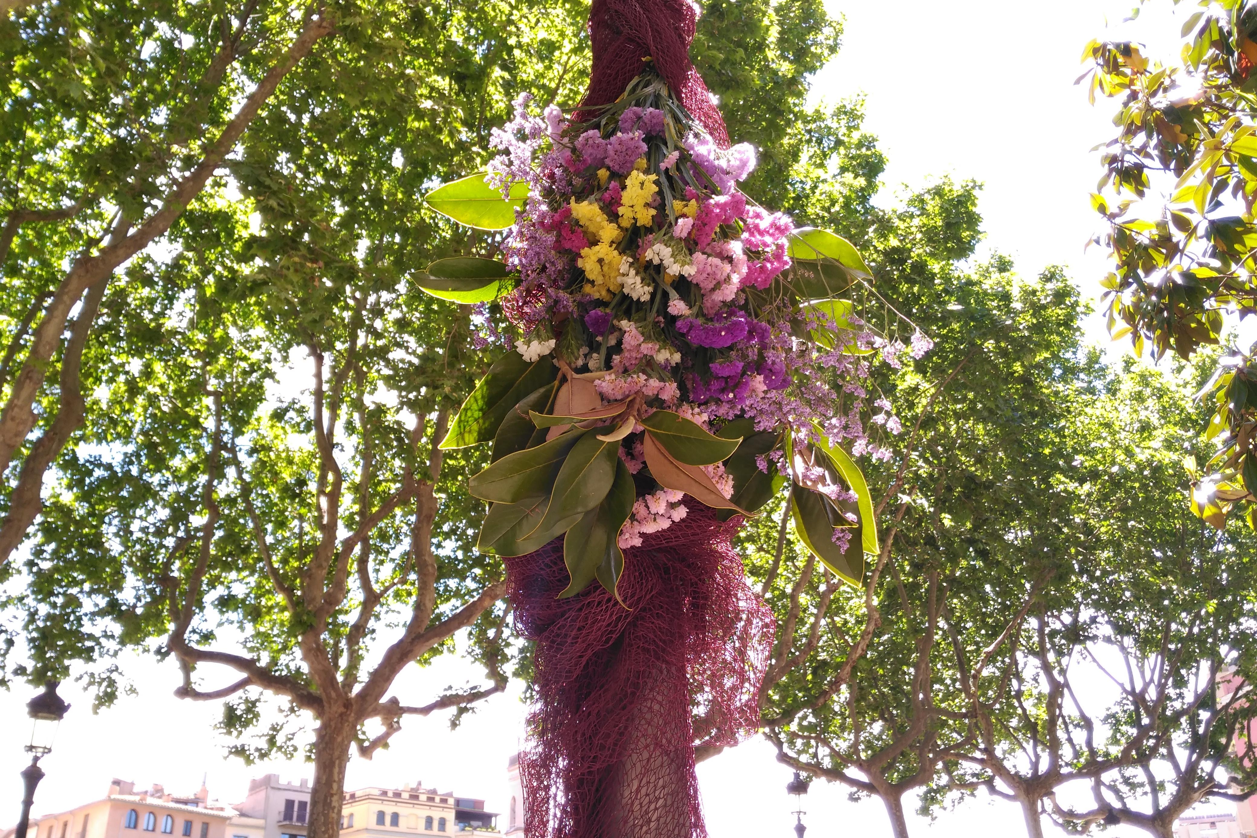 Un passeig entre el mar i les flors