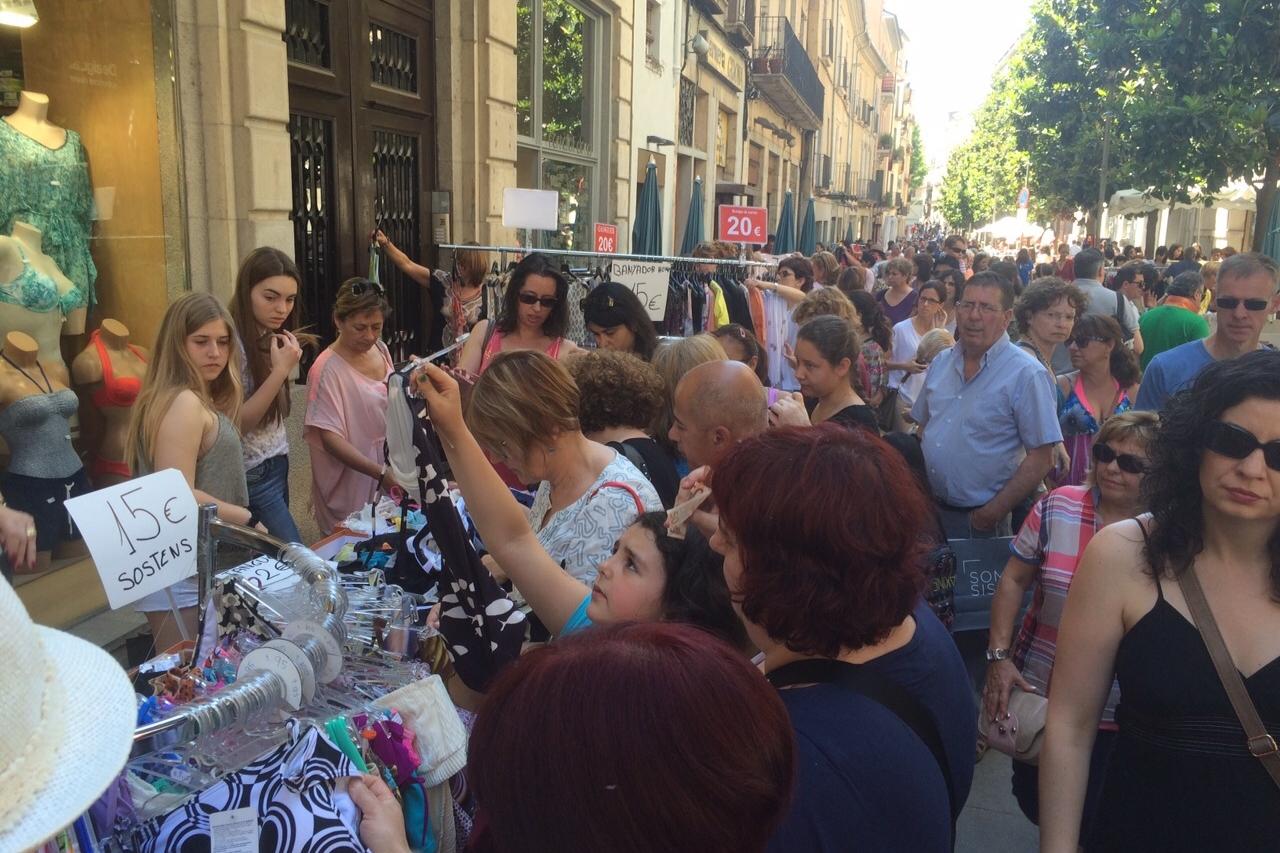 Afluència massiva de gent a l’última Botiga al Carrer de la primavera