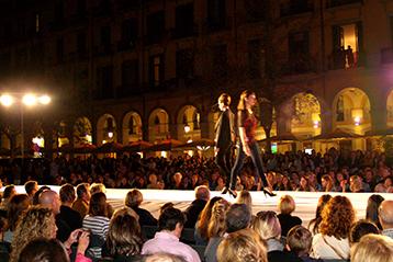 La desfilada de moda Girona Fashion Day emplena de gom a gom la plaça de la Independència