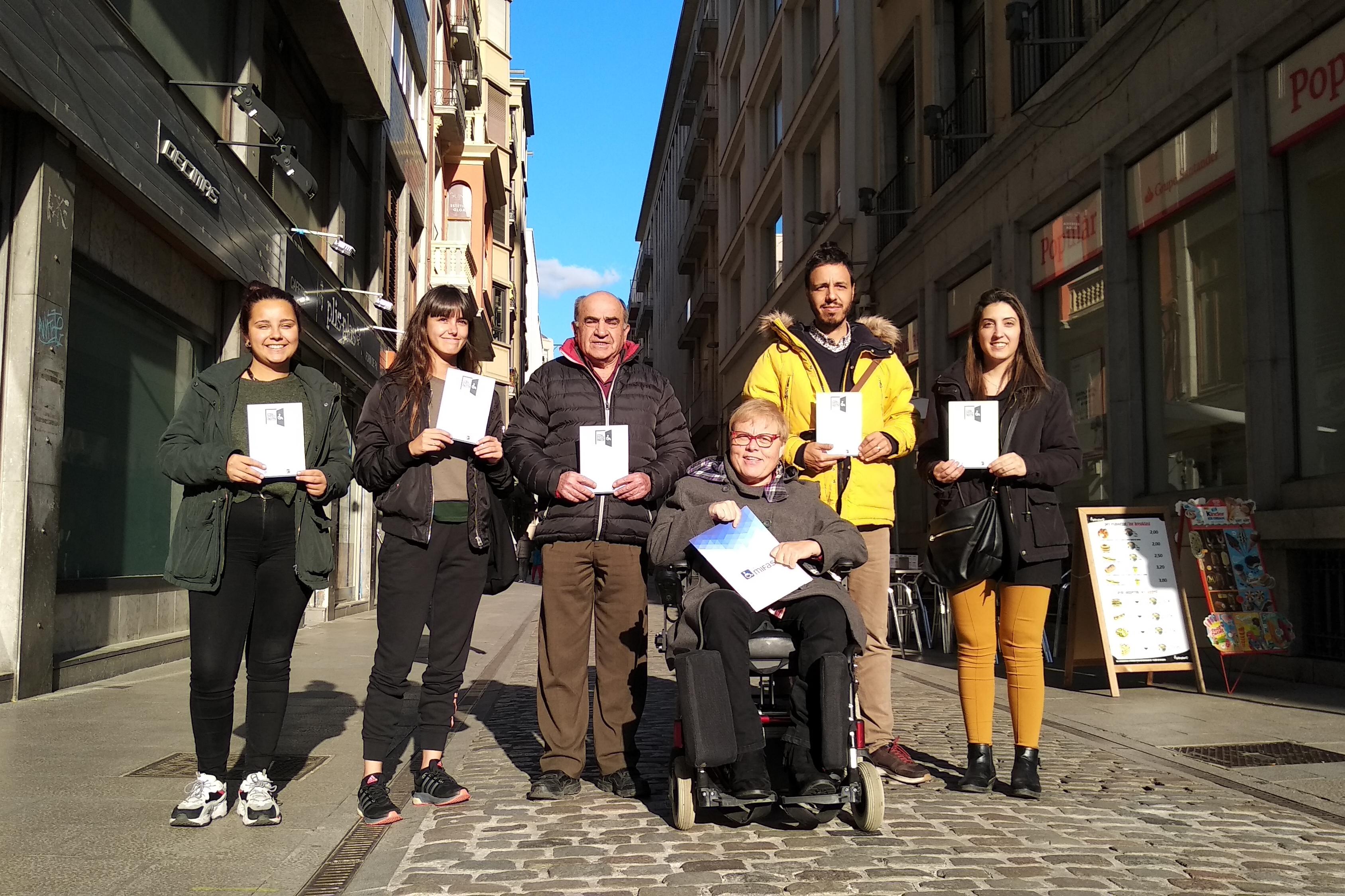 Campanya "No et quedis a fora" per fer accessibles els comerços del centre de Girona