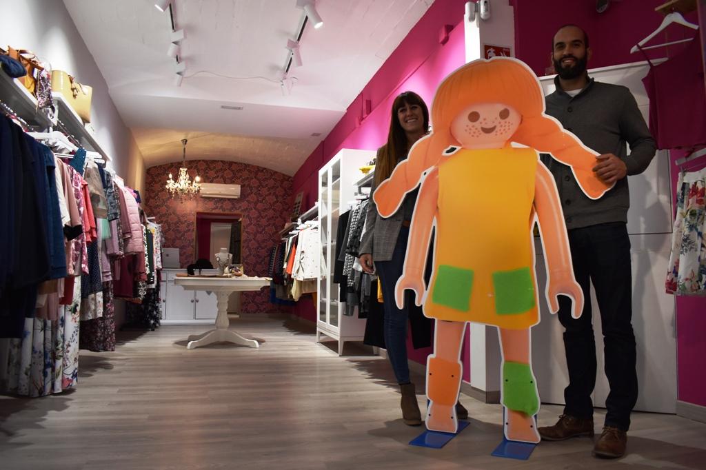 Figures Playmobil gegants als comerços  per atreure la clientela