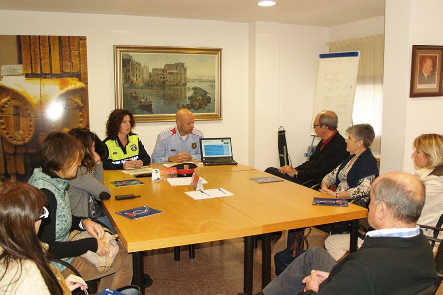 Mossos i la Policia Local es reuneixen amb l'associació i demanen als botiguers denunciar tots els furts "per petits que siguin"