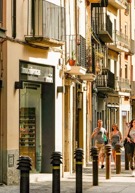 El carrer Santa Clara de Girona amb ambient de rebaixes d'estiu