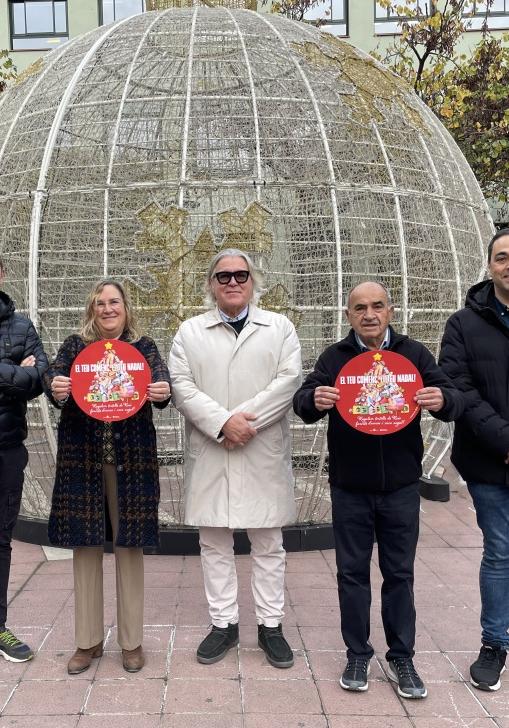 Membres de la junta de govern de Girona Centre Eix Comercial mostren la imatge de campanya, a la plaça Miquel Santaló.