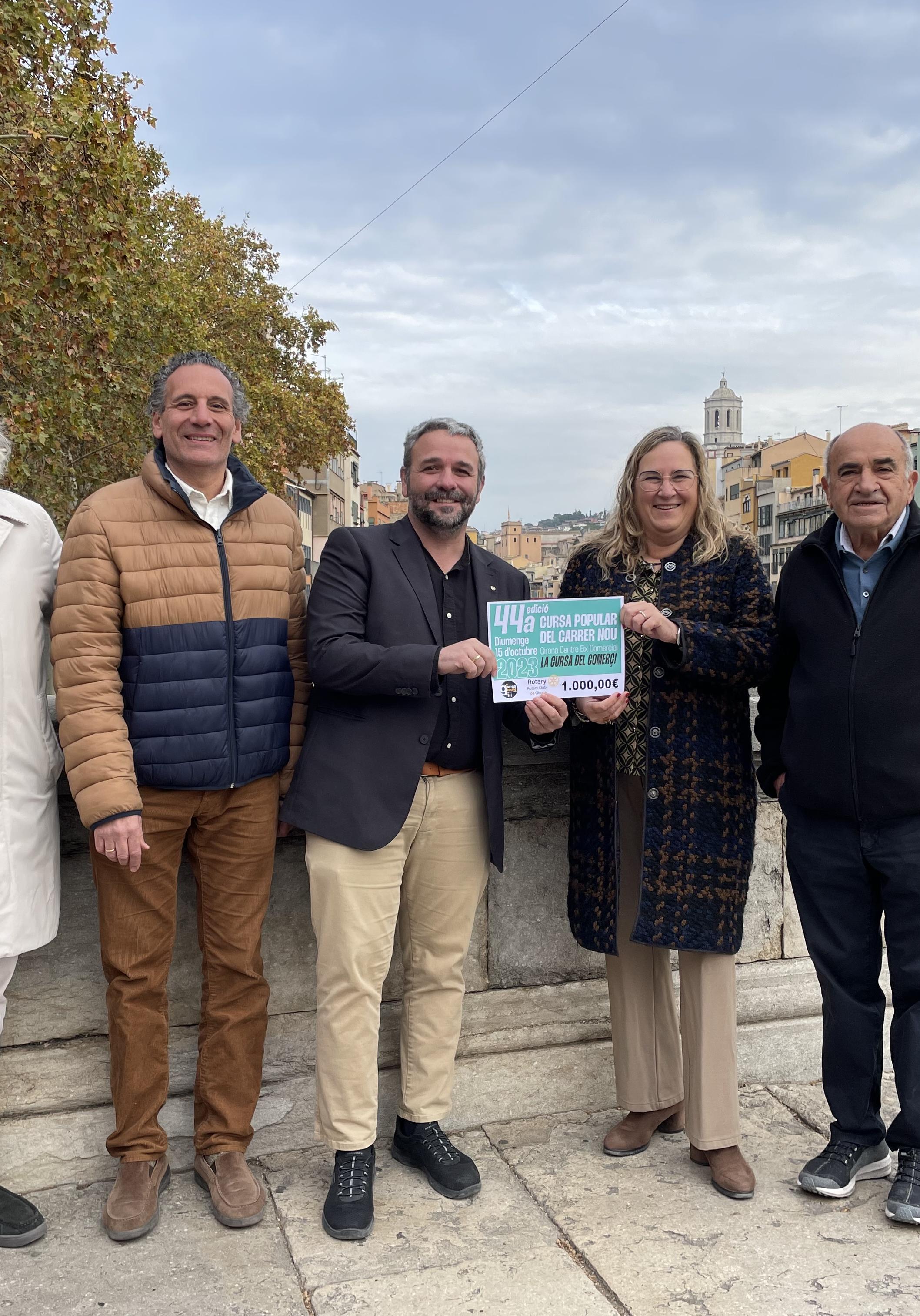 D’esquerra a dreta: Quim Gubau, Olivier Domanico, Toni Cruz (Rotary Club), Mercè Ramírez de Cartagena i Josep Maria Noguer, en l’acte d’entrega, al pont de Pedra de Girona. 