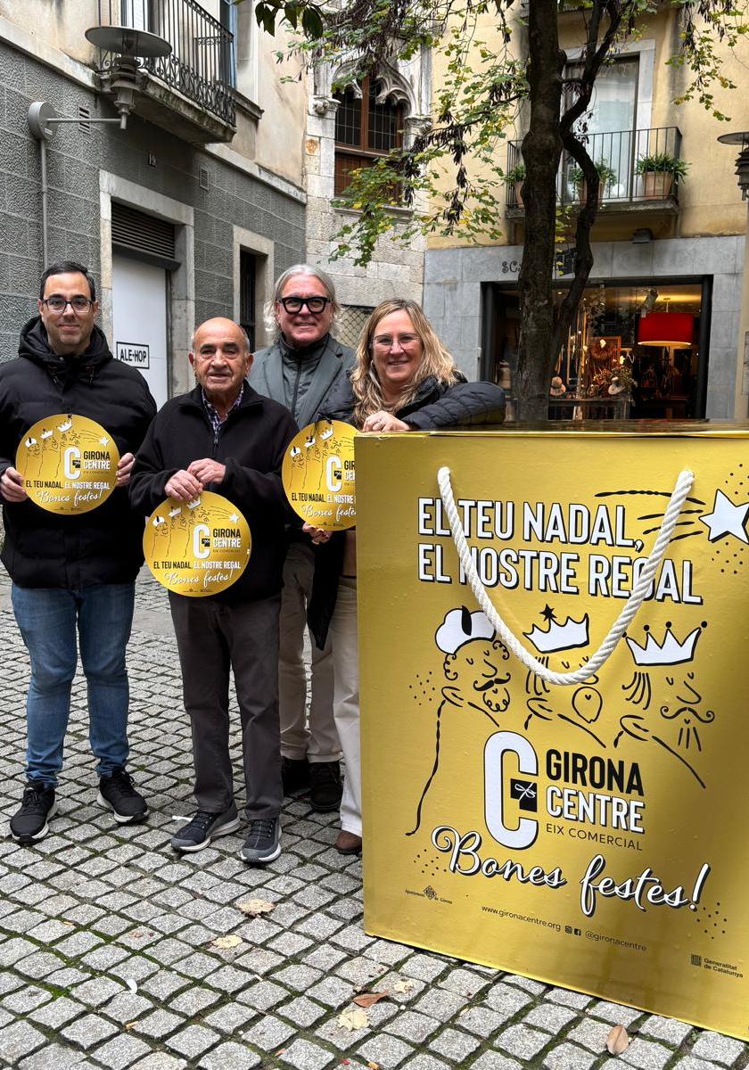 Representants de Girona Centre Eix Comercial mostren la imatge de campanya 