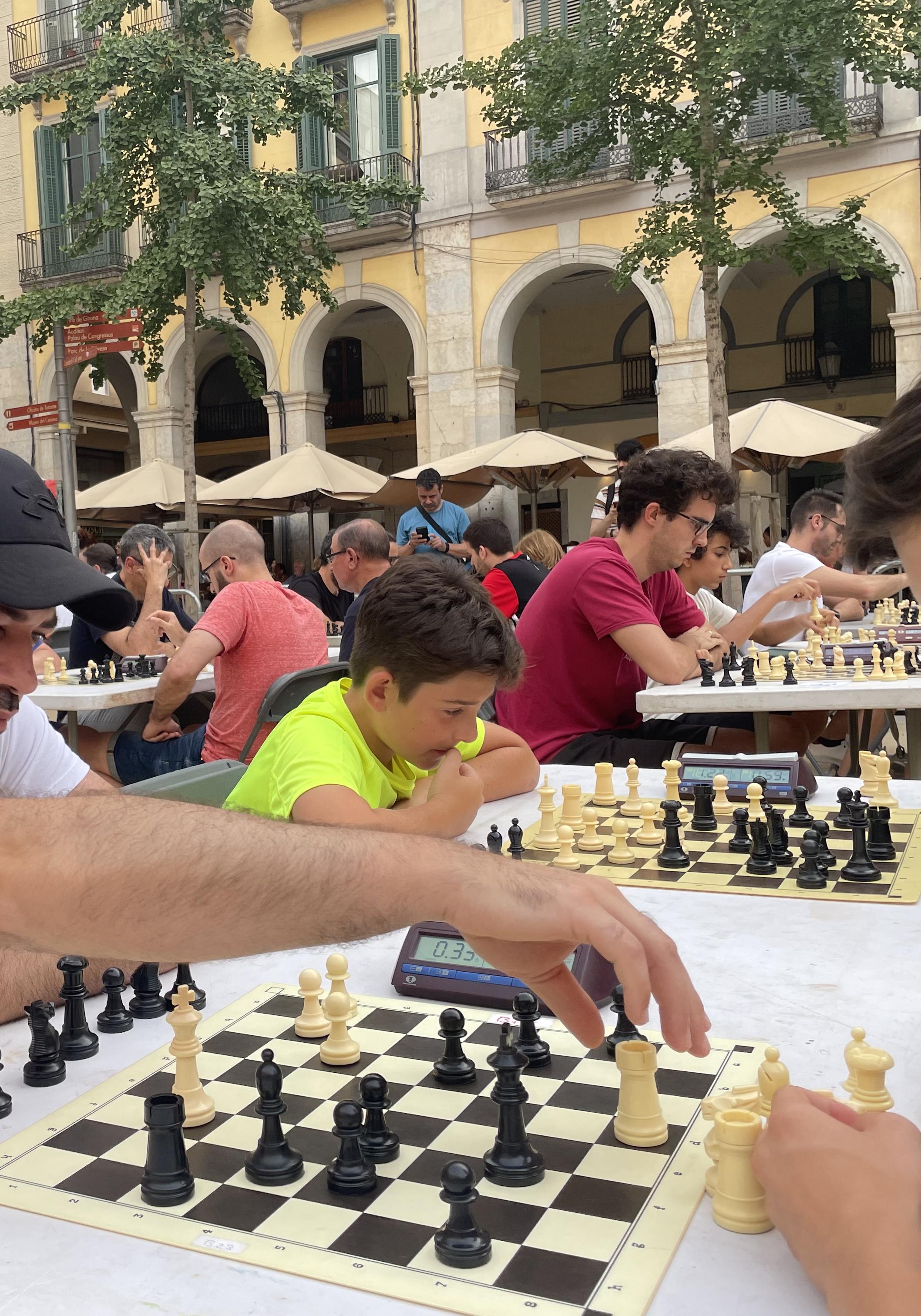 Taula de persones jugant a escacs