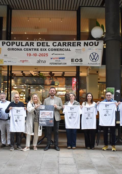 Representants de Girona Centre, l'alcalde de la ciutat, patrocinadors i dels hospitals mostren el cartell de la 46a edició i la samarreta 2025