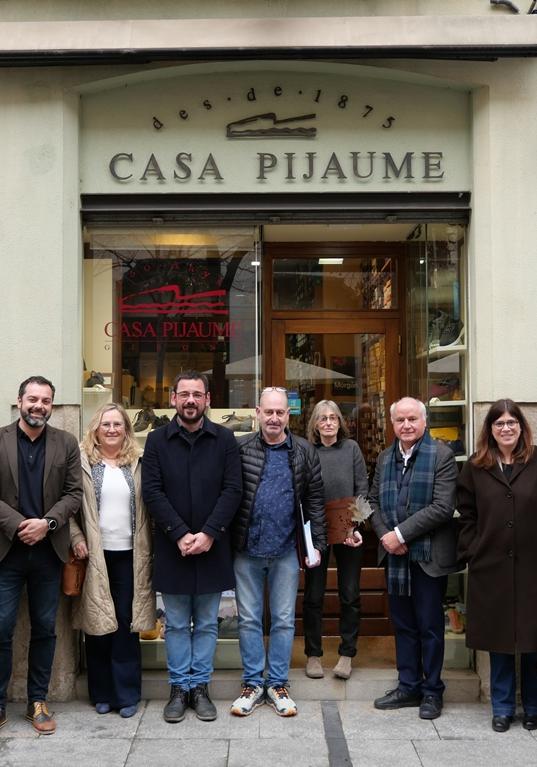 Homenatge a casa Pijuame davant la botiga