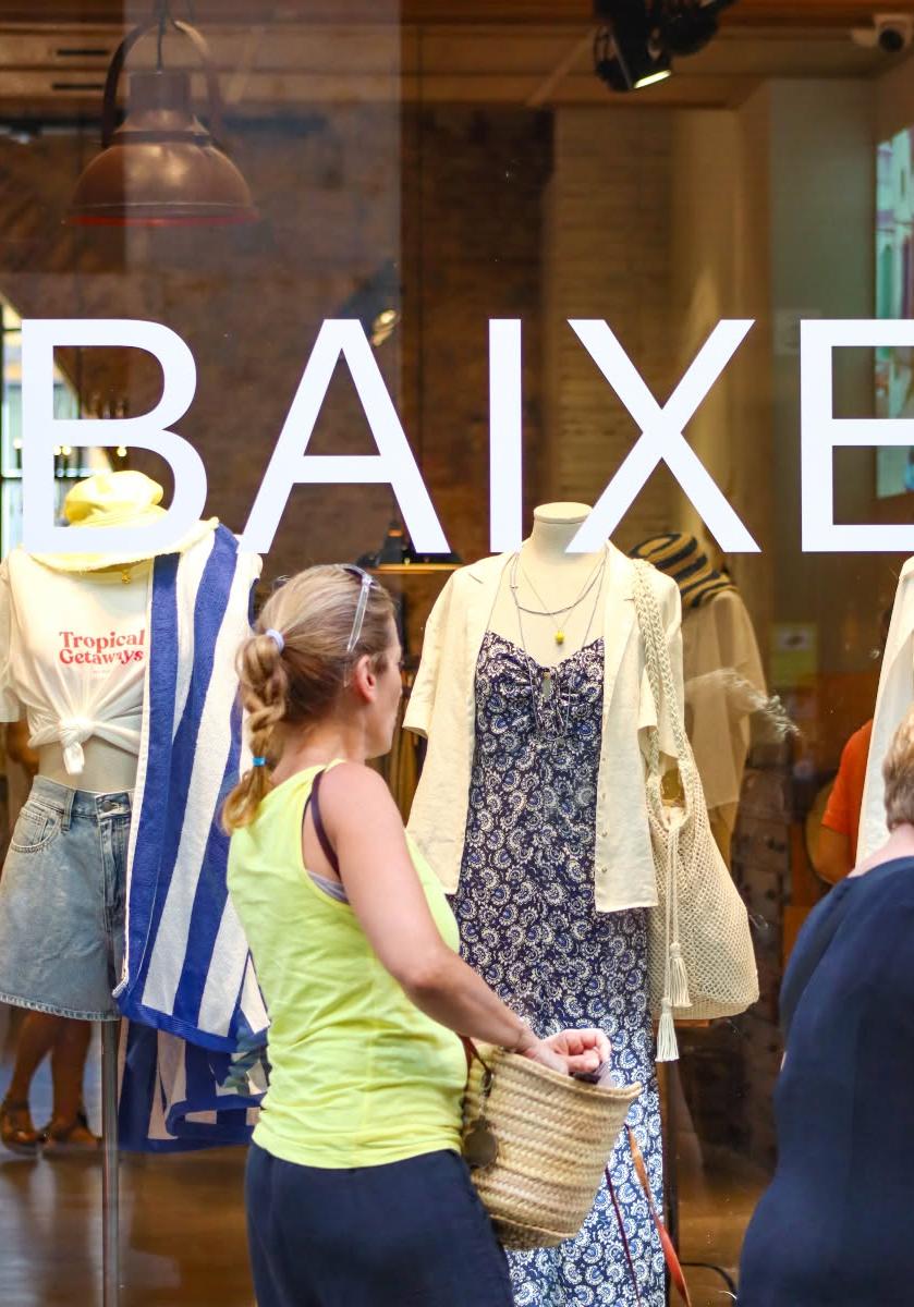 Aparador amb cartell de rebaixes
