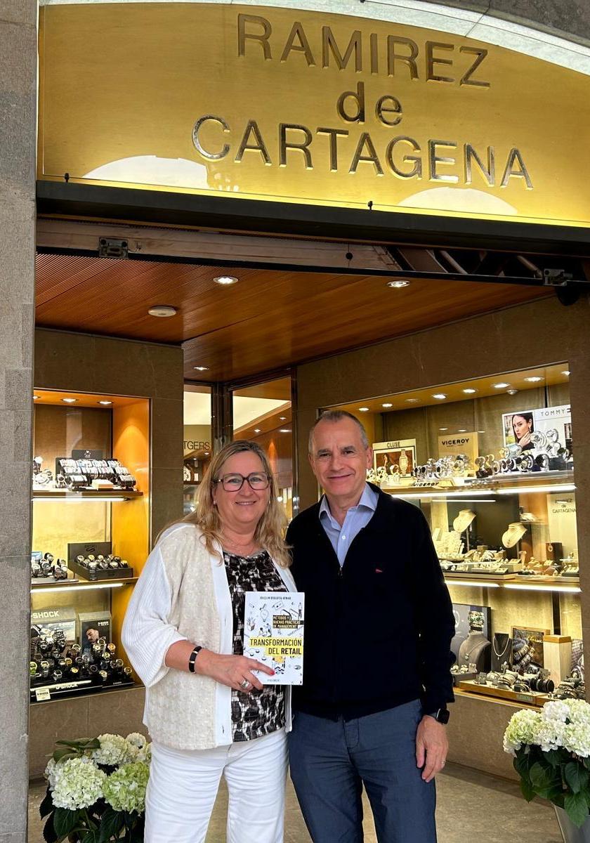 Joaquim Deulofeu amb Mercè Ramírez de Cartagena mostrant el seu llibre