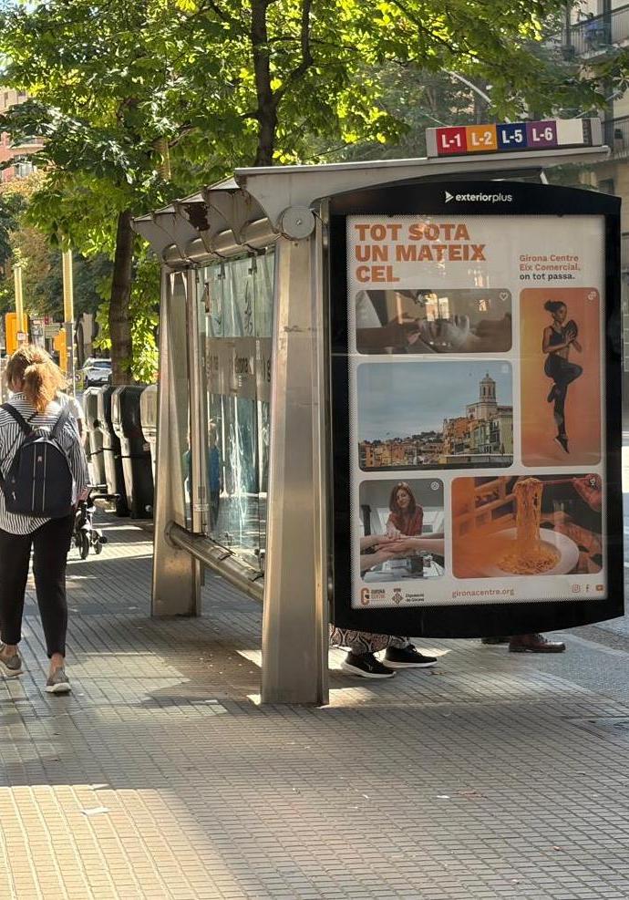 Marquesina amb la imatge de campanya al carrer Jaume I