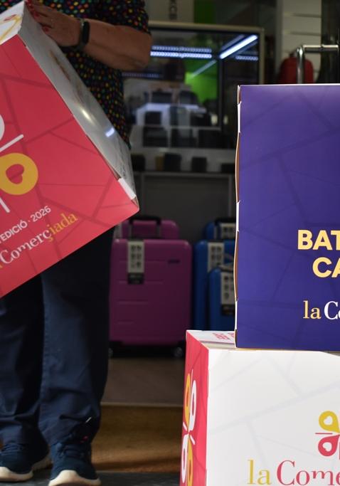 un comerciant col·locant els cubs de campanya