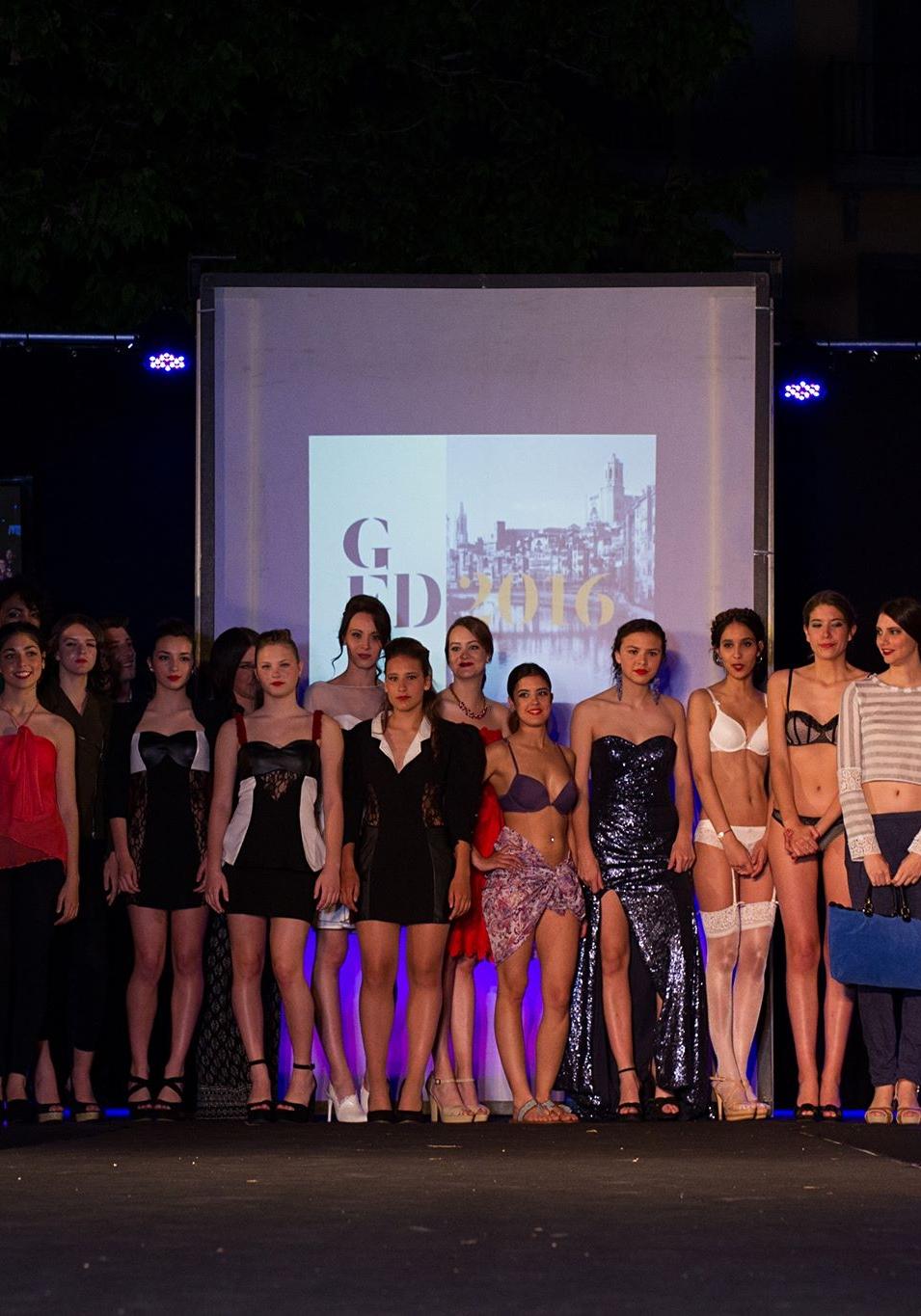 La vuitena edició de la desfilada Girona Fashion Day omple la plaça de la Independència