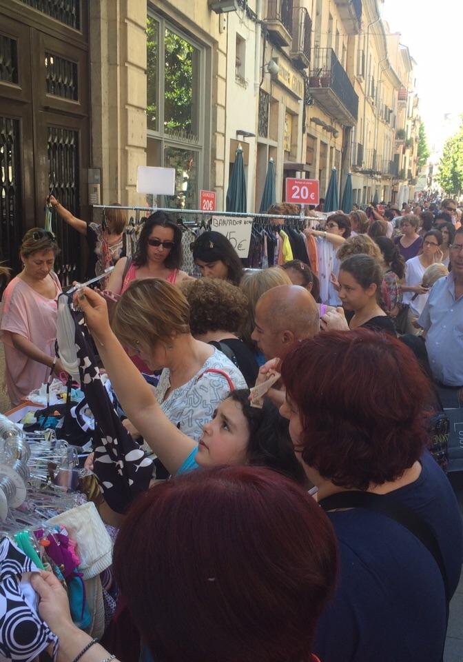 Afluència massiva de gent a l’última Botiga al Carrer de la primavera