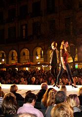 La desfilada de moda Girona Fashion Day emplena de gom a gom la plaça de la Independència