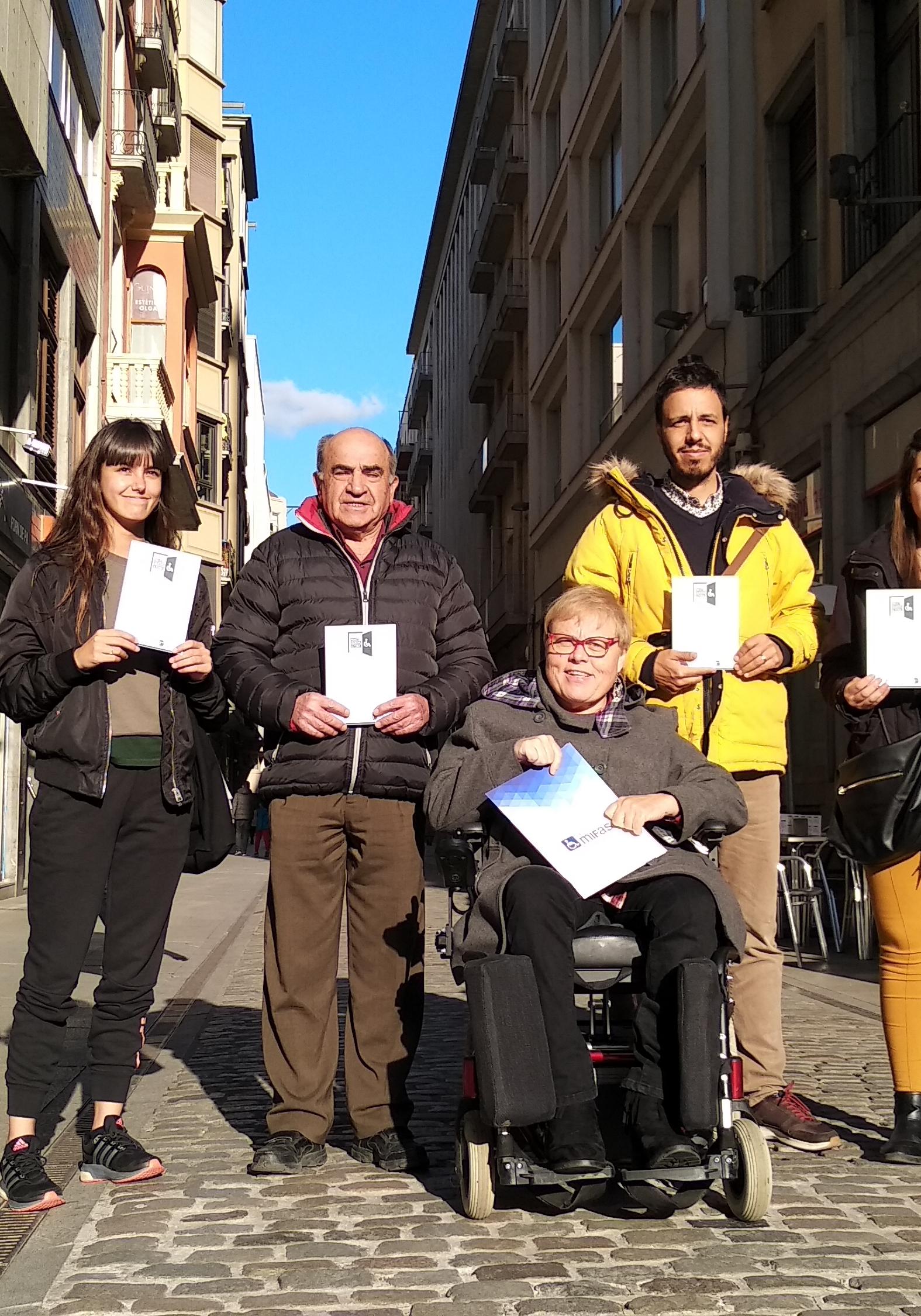 Campanya "No et quedis a fora" per fer accessibles els comerços del centre de Girona