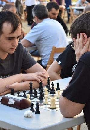La festa d'estiu dels escacs torna a fer bullir la plaça de la Independència de Girona