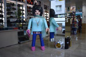 Figures Playmobil gegants i úniques  als comerços de la ciutat